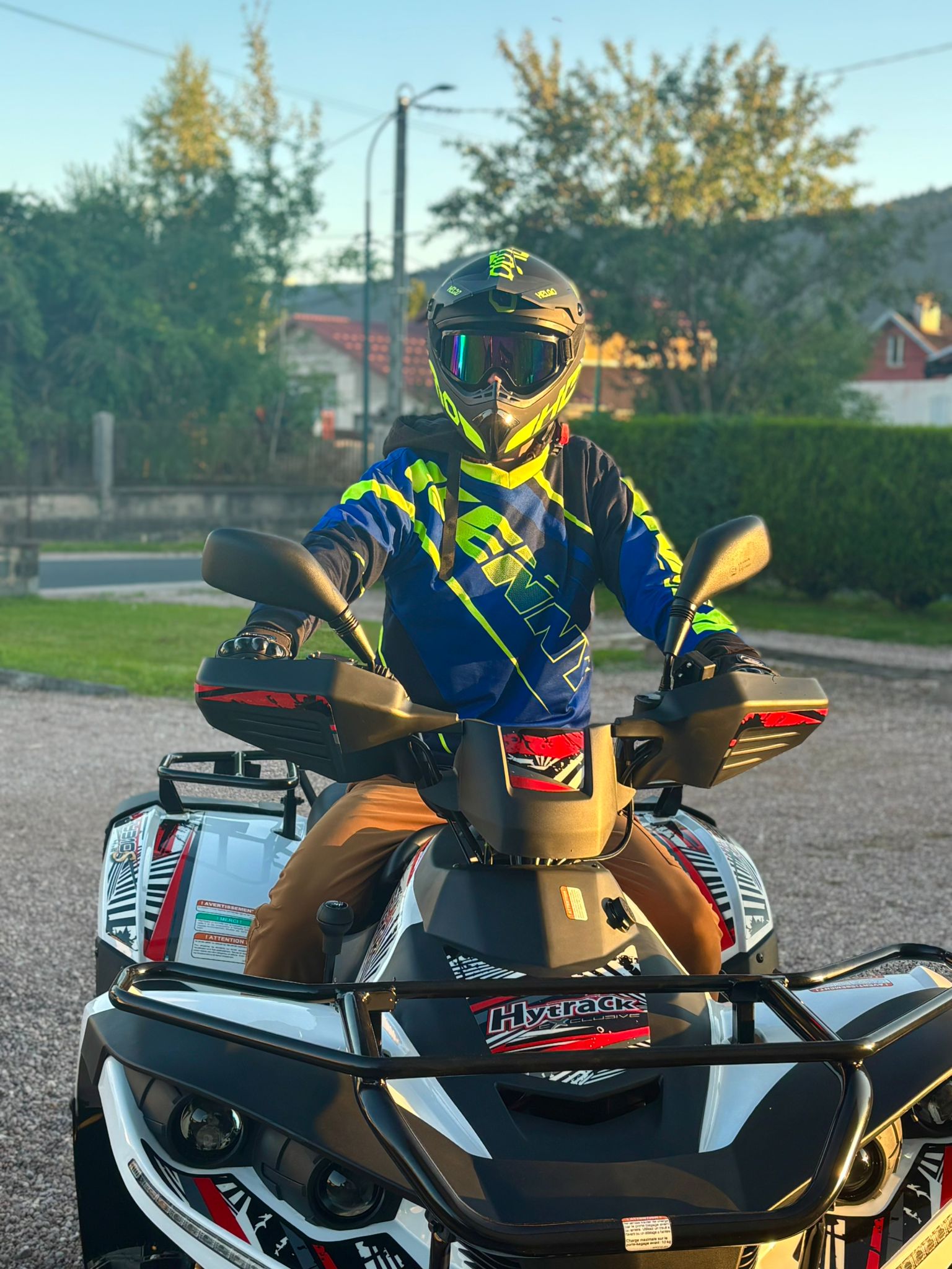Pilote en tenue sur un quad à la tombée du jour