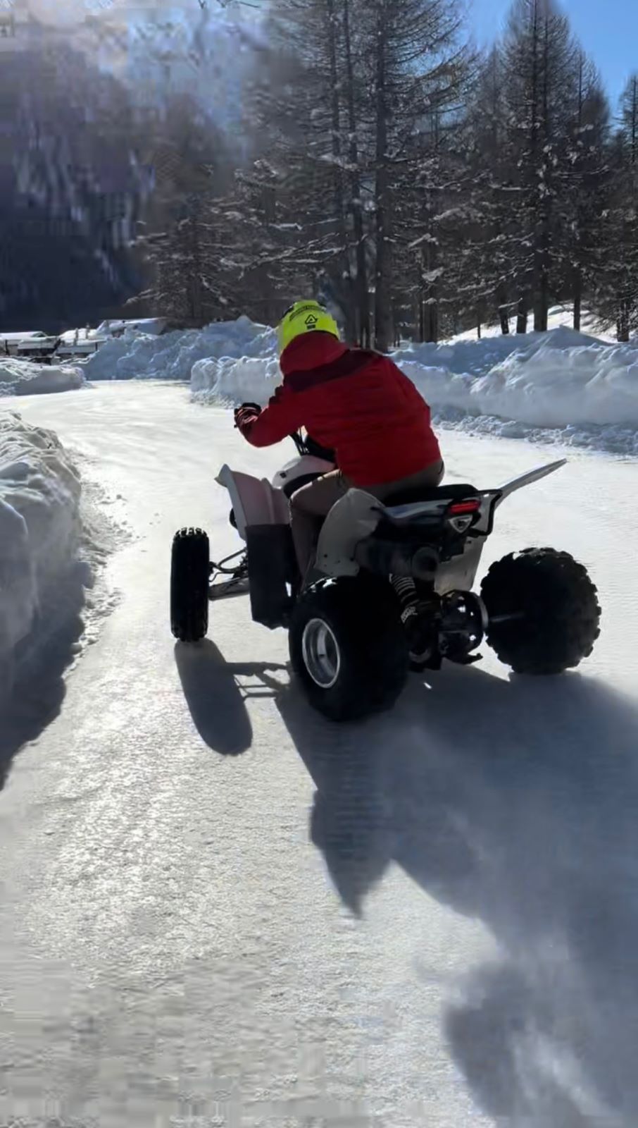 Quad sur un sentier enneigé des Vosges