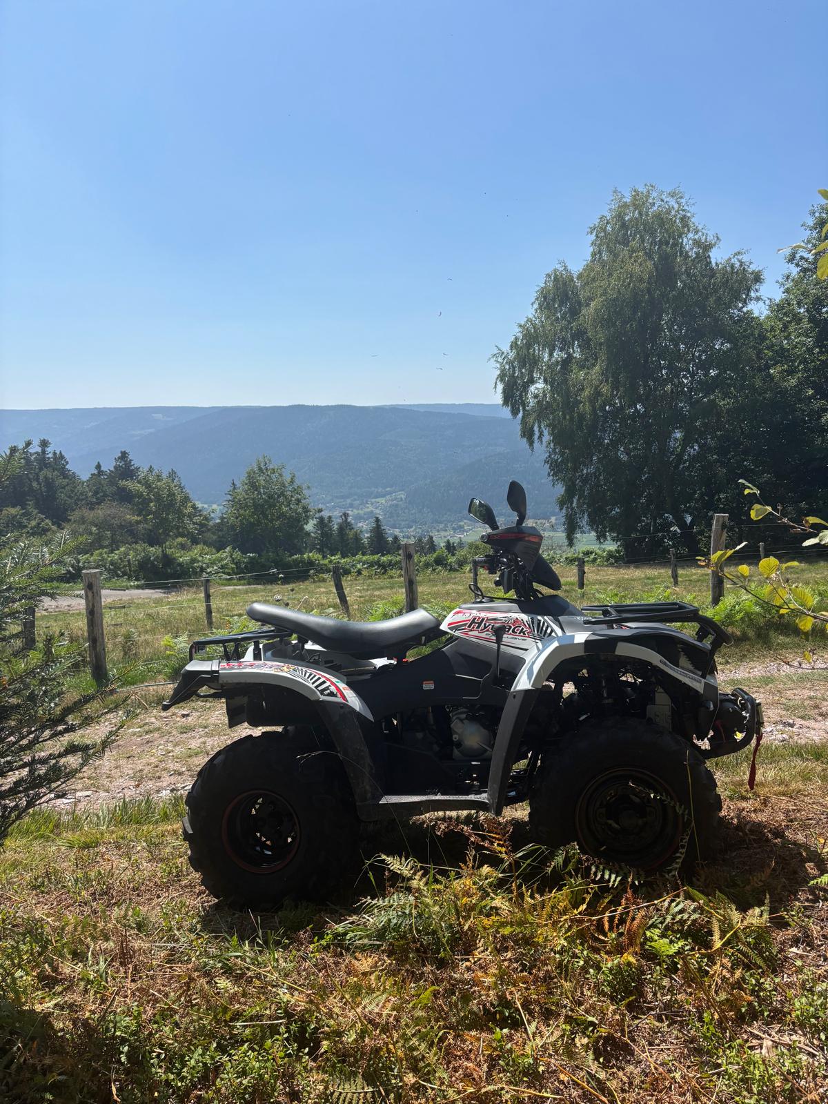 Quad face à un panorama des Vosges